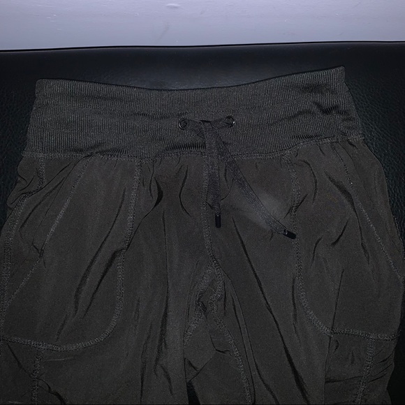 ✨ROUCHED CAPRI PANTS✨ - Picture 2 of 4